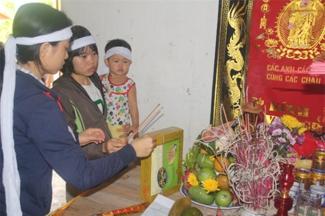 Ba chị em Sáng bên di ảnh của mẹ