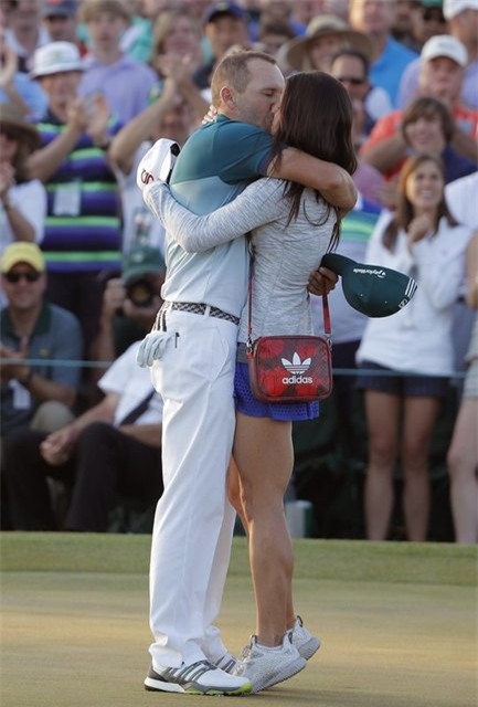 Hôn thê quyến rũ của nhà vô địch golf Masters 2017