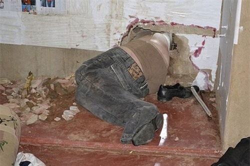 vuot nguc bat thanh, con bi mac ket voi doc chiec quan sip tren nguoi hinh anh 2