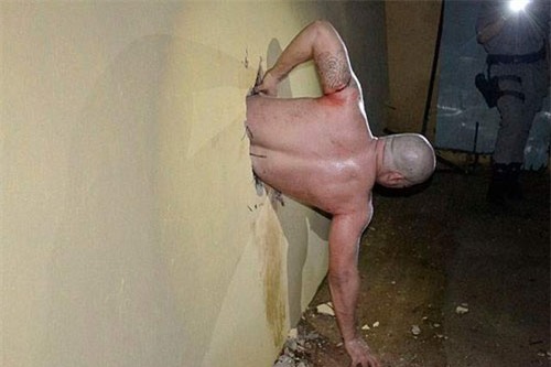 vuot nguc bat thanh, con bi mac ket voi doc chiec quan sip tren nguoi hinh anh 3