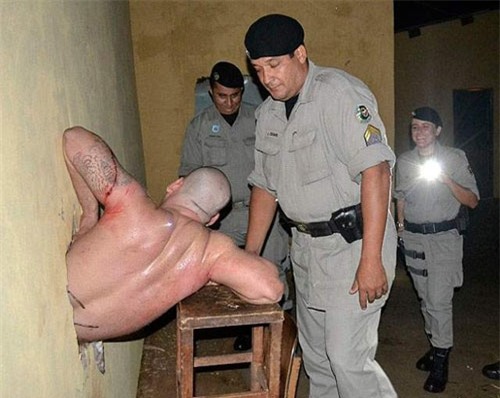 vuot nguc bat thanh, con bi mac ket voi doc chiec quan sip tren nguoi hinh anh 4