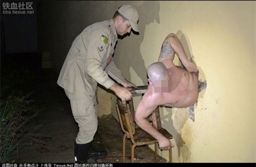 vuot nguc bat thanh, con bi mac ket voi doc chiec quan sip tren nguoi hinh anh 5