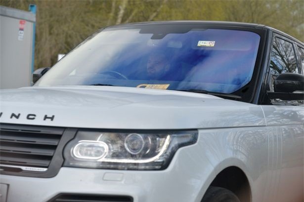 Khong duoc ra san, Rooney 'dot tien' cho xe sang moi hinh anh 3