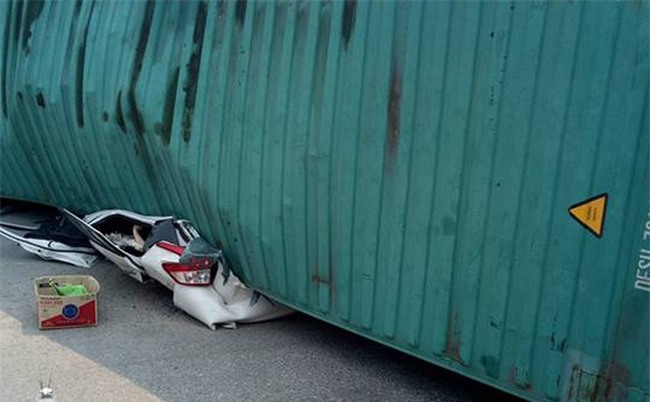 Nam Định: Xe container đè bẹp ô tô 7 chỗ, ít nhất 2 người tử vong