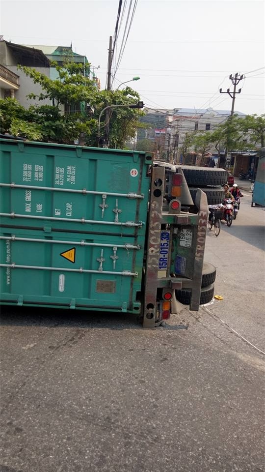 Nam Định: Xe container đè bẹp ô tô 7 chỗ, ít nhất 2 người tử vong - Ảnh 1.
