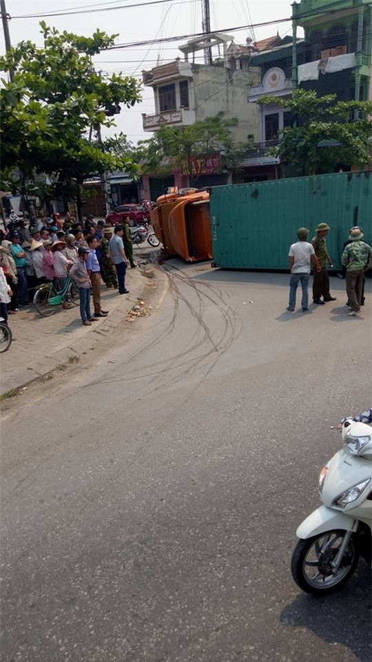 Nam Định: Xe container đè bẹp ô tô 7 chỗ, ít nhất 2 người tử vong - Ảnh 2.