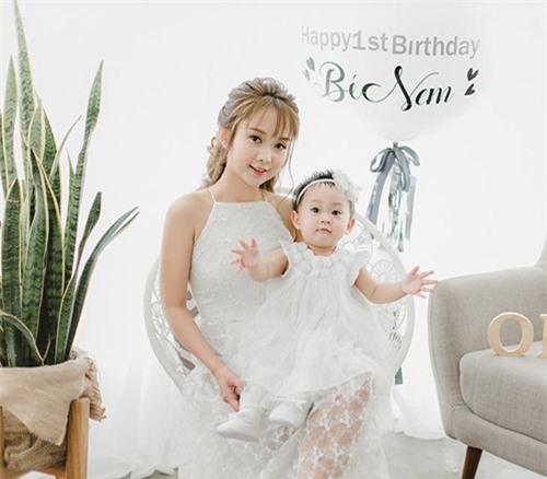 kho ai tin, "hai chi em" xinh nhu hoa nay lai la mot ba me 31 tuoi va con gai cung - 1