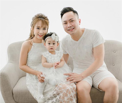 kho ai tin, "hai chi em" xinh nhu hoa nay lai la mot ba me 31 tuoi va con gai cung - 11