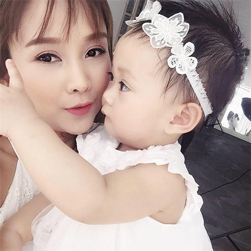 kho ai tin, "hai chi em" xinh nhu hoa nay lai la mot ba me 31 tuoi va con gai cung - 2