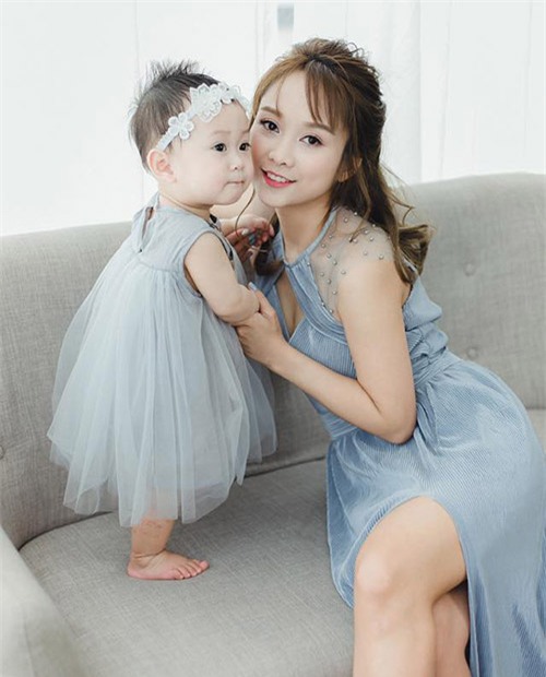 kho ai tin, "hai chi em" xinh nhu hoa nay lai la mot ba me 31 tuoi va con gai cung - 4