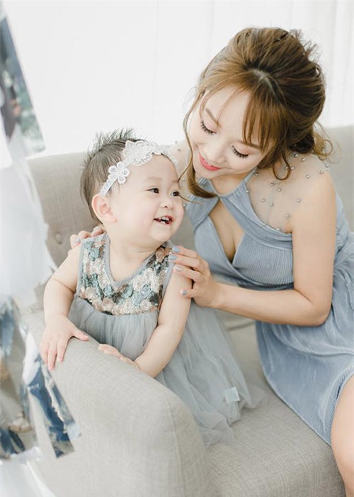 kho ai tin, "hai chi em" xinh nhu hoa nay lai la mot ba me 31 tuoi va con gai cung - 5