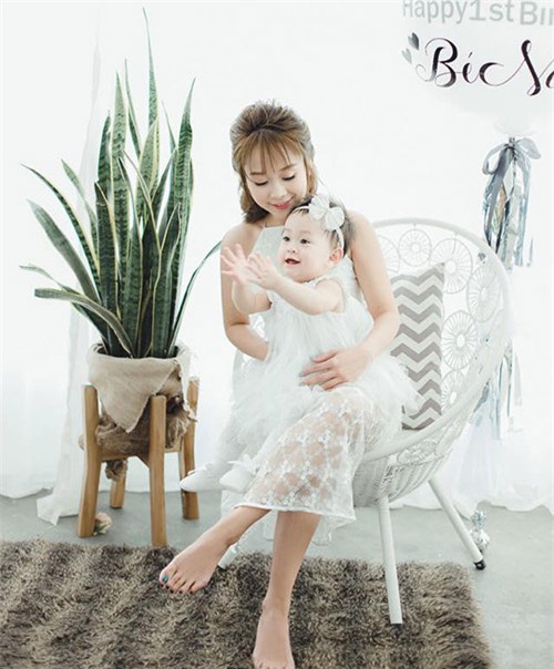 kho ai tin, "hai chi em" xinh nhu hoa nay lai la mot ba me 31 tuoi va con gai cung - 6