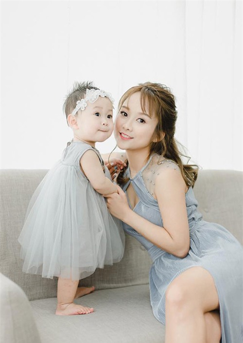 kho ai tin, "hai chi em" xinh nhu hoa nay lai la mot ba me 31 tuoi va con gai cung - 8