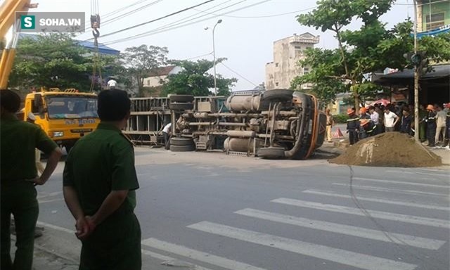2 nạn nhân tử vong trong vụ container đè nát ô tô con là giáo viên - Ảnh 2.