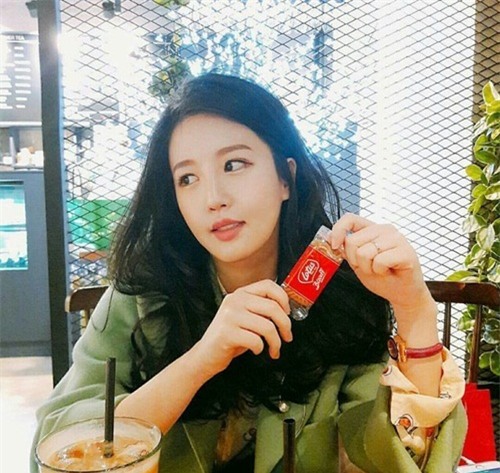 Cô giáo dạy Toán bị nhầm là diễn viên vì quá xinh đẹp - 12