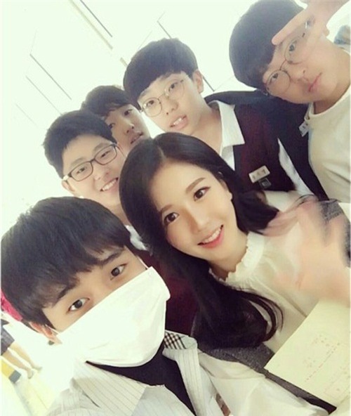 Cô giáo dạy Toán bị nhầm là diễn viên vì quá xinh đẹp - 7