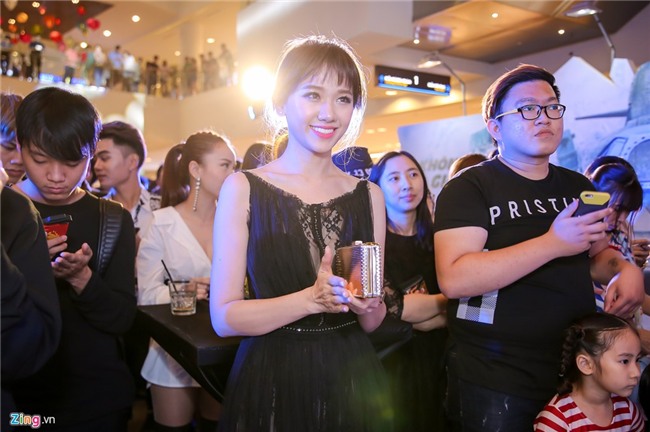 Dinh Tien Dat tranh mat Hari Won o su kien ra mat phim hinh anh 4