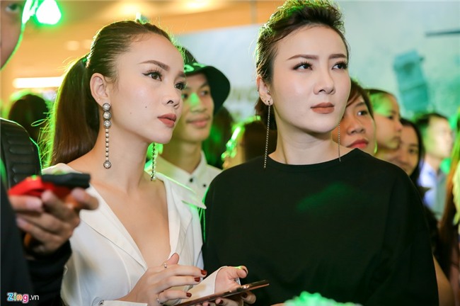 Dinh Tien Dat tranh mat Hari Won o su kien ra mat phim hinh anh 9