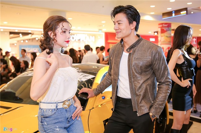 Dinh Tien Dat tranh mat Hari Won o su kien ra mat phim hinh anh 12