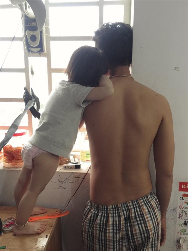 Người ta cười ông bố trẻ mặc áo ren màu nõn chuối ra chợ, nhưng sẽ khóc khi biết lý do - Ảnh 3.