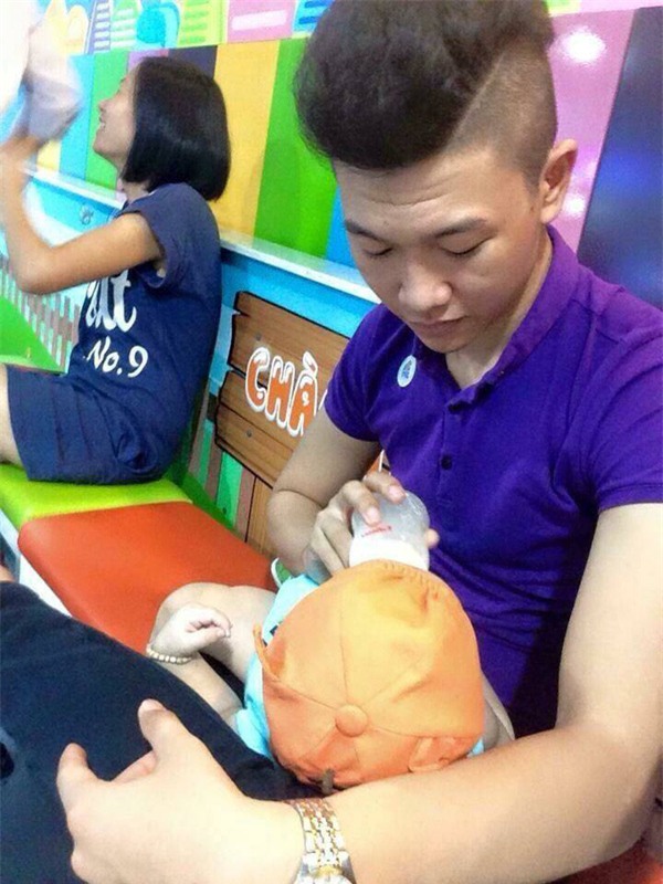 Người ta cười ông bố trẻ mặc áo ren màu nõn chuối ra chợ, nhưng sẽ khóc khi biết lý do - Ảnh 4.