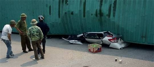 xe ô tô bị đè bẹp