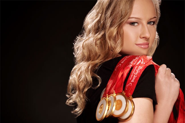 Bé gái tàn tật bị cha mẹ bỏ rơi, 20 năm sau điều cảm động khó tin đã xảy ra... - Ảnh 1.