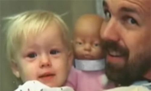 Bé gái tàn tật bị cha mẹ bỏ rơi, 20 năm sau điều cảm động khó tin đã xảy ra... - Ảnh 2.