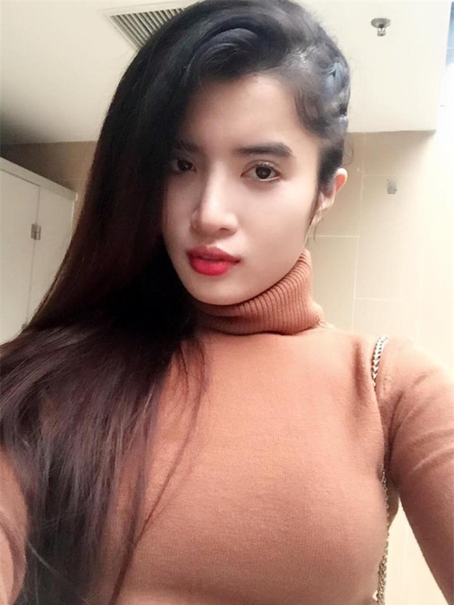 Cô gái gây sốc vì mặc đồ cắt tơi tả đi cafe: Mình thích chơi trội cho vui thôi, đi làm mình mặc đồ khác - Ảnh 2.