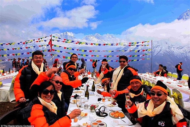 Bữa sáng xa xỉ trên đỉnh Everest cho khách nhà giàu - Ảnh 1.