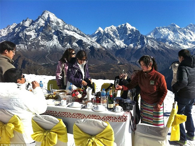 Bữa sáng xa xỉ trên đỉnh Everest cho khách nhà giàu - Ảnh 2.