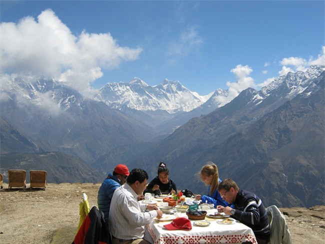 Bữa sáng xa xỉ trên đỉnh Everest cho khách nhà giàu - Ảnh 4.