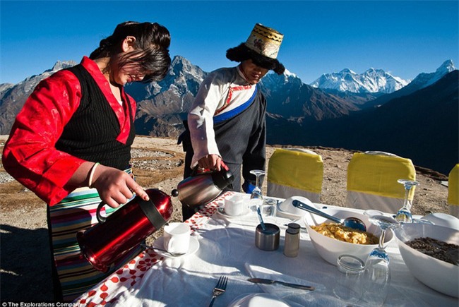 Bữa sáng xa xỉ trên đỉnh Everest cho khách nhà giàu - Ảnh 5.