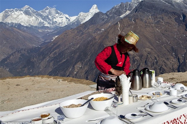 Bữa sáng xa xỉ trên đỉnh Everest cho khách nhà giàu - Ảnh 6.