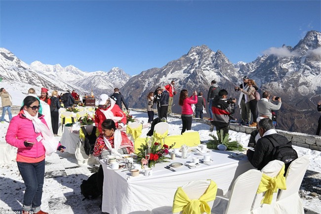 Bữa sáng xa xỉ trên đỉnh Everest cho khách nhà giàu - Ảnh 7.