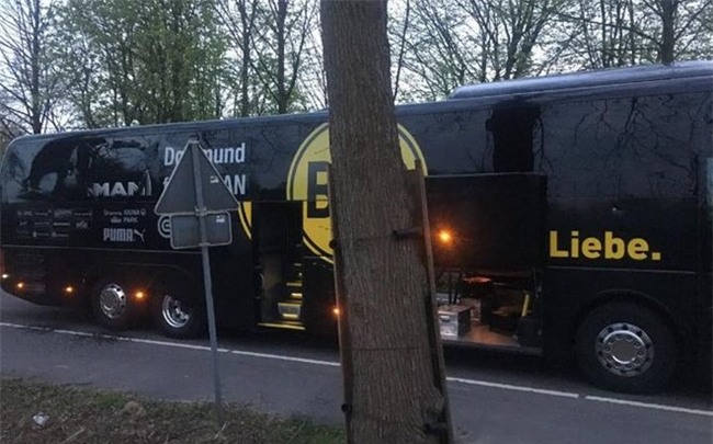 Xe bus cho doi Dortmund phat no, hau ve Bartra nhap vien hinh anh 1