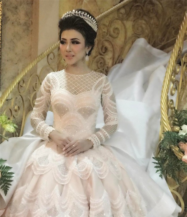Cô dâu bỗng nổi tiếng thế giới vì mặc váy cưới 11 tỷ đồng, đeo vương miện vàng trong đám cưới cổ tích - Ảnh 2.