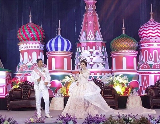 Cô dâu bỗng nổi tiếng thế giới vì mặc váy cưới 11 tỷ đồng, đeo vương miện vàng trong đám cưới cổ tích - Ảnh 4.