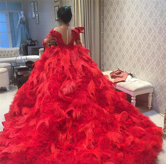 Cô dâu bỗng nổi tiếng thế giới vì mặc váy cưới 11 tỷ đồng, đeo vương miện vàng trong đám cưới cổ tích - Ảnh 8.