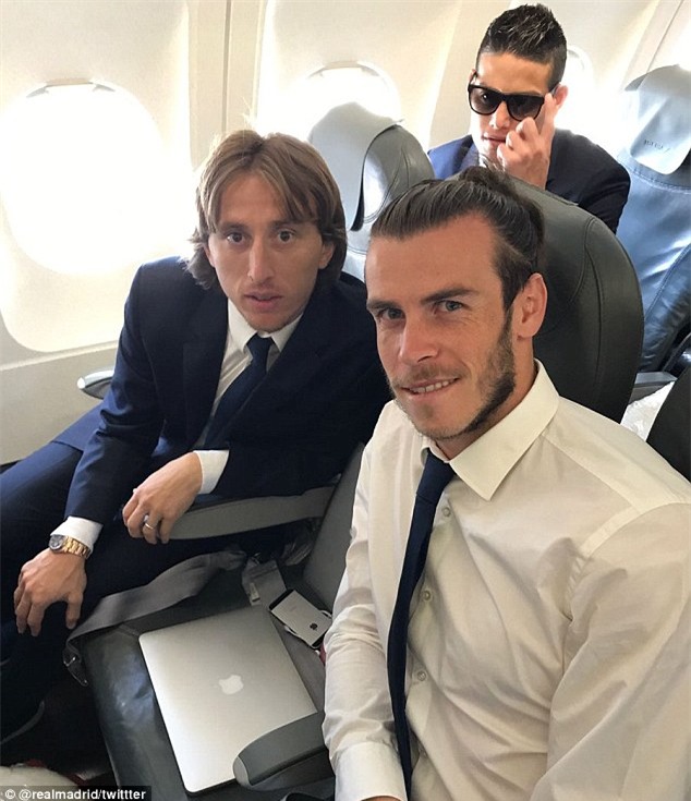 Ronaldo cười tự tin, bay sang Đức chuẩn bị đấu Bayern - Ảnh 2.