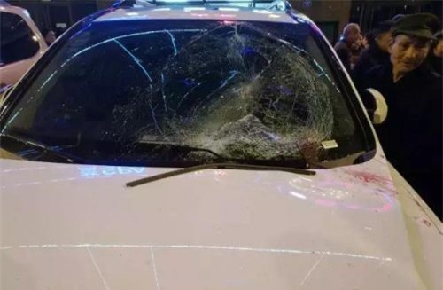 Bi cam xem tivi, cau be tu vong khi nhay tu tang 20 xuong dat hinh anh 2