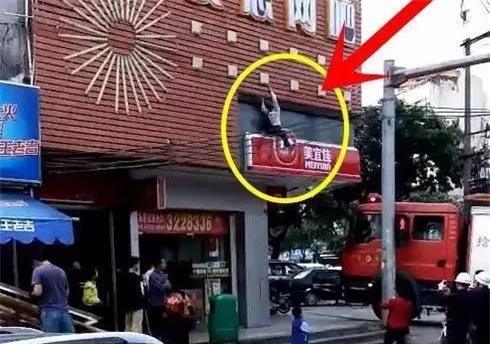 Bi cam xem tivi, cau be tu vong khi nhay tu tang 20 xuong dat hinh anh 4