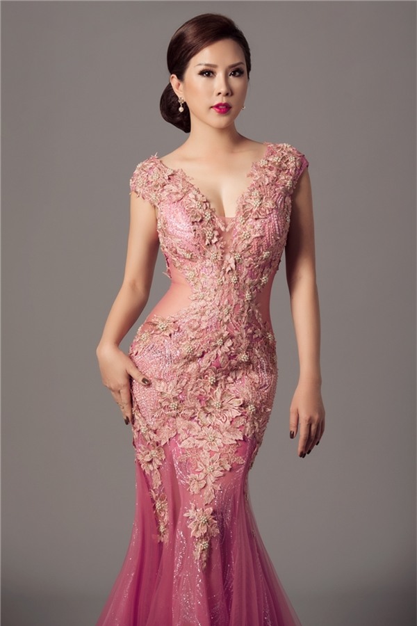 Thiết kế màu hồng tím ngọt ngào trông tựa như những đóa hoa hồng, phù dung đang độ khoe sắc. Phần xẻ ngực sâu cùng đường cut-out táo bạo ở thắt eo càng giúp bộ trang phục thêm táo bạo.