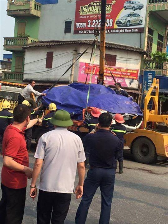 Nhân chứng kể lại phút xe con bị container đè bẹp khiến 2 trưởng phòng trường sư phạm tử vong - Ảnh 2.