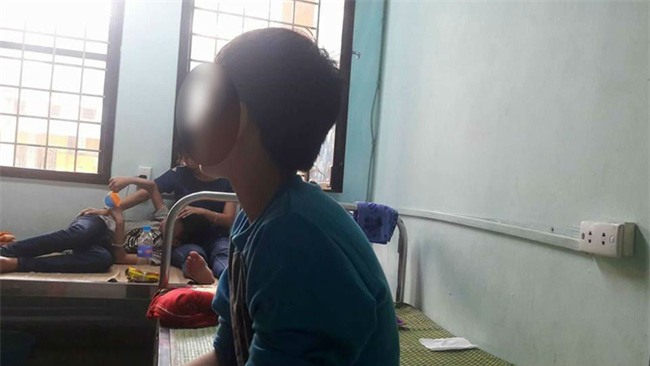 Hà Nội: Một học sinh 13 tuổi nhập viện vì bị hai thầy giáo đánh tím bầm toàn thân - Ảnh 1.