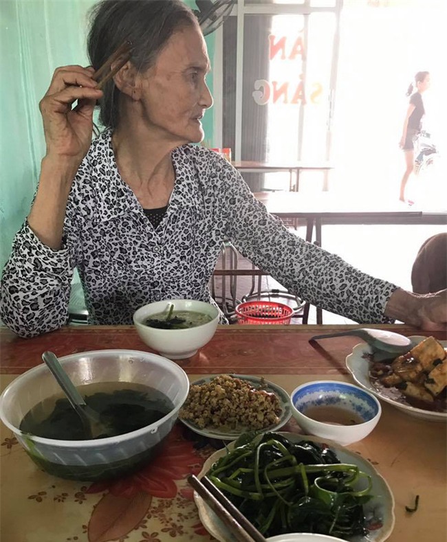 Cụ bà run rẩy chống gậy trên đường và hành động của người phụ nữ đi ô tô  - Ảnh 3.