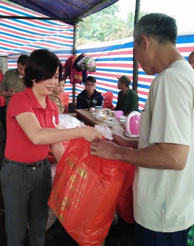 Cụ bà run rẩy chống gậy trên đường và hành động của người phụ nữ đi ô tô  - Ảnh 5.