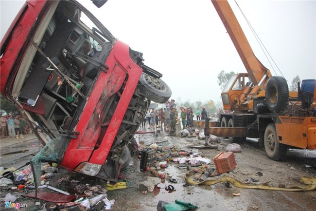 Oto khach no lop, dam vao dai phan cach, it nhat 2 nguoi tu vong hinh anh 2