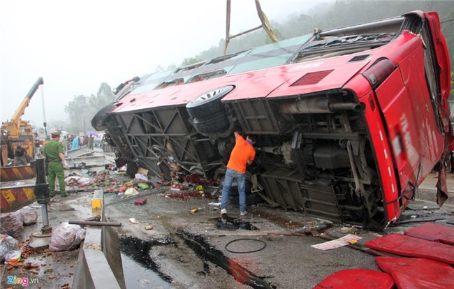 Oto khach no lop, dam vao dai phan cach, it nhat 2 nguoi tu vong hinh anh 3