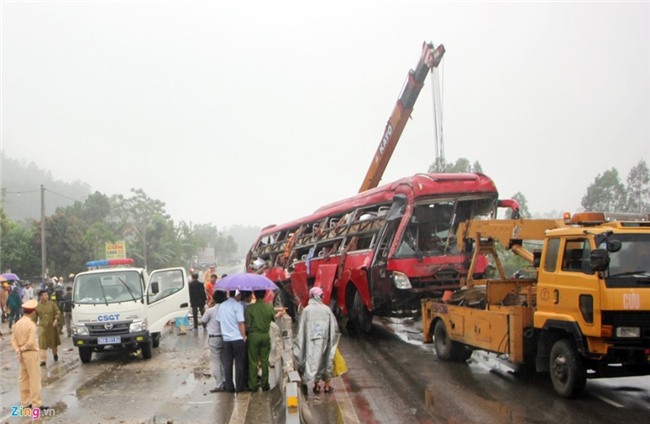 Oto khach no lop, dam vao dai phan cach, it nhat 2 nguoi tu vong hinh anh 4